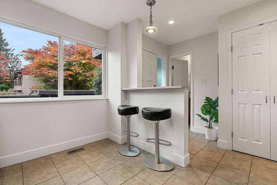 2307 Mountain Highway North Vancouver, BC - 11