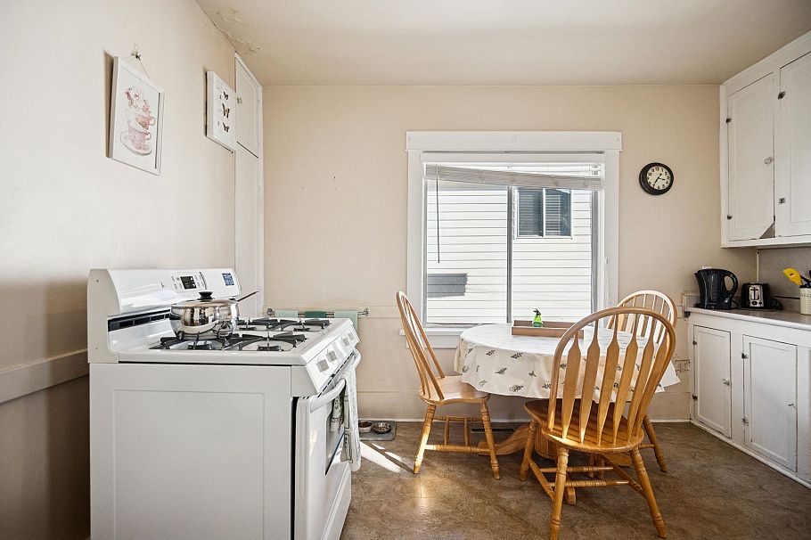 2258 Kitchener Street Vancouver, BC - 12