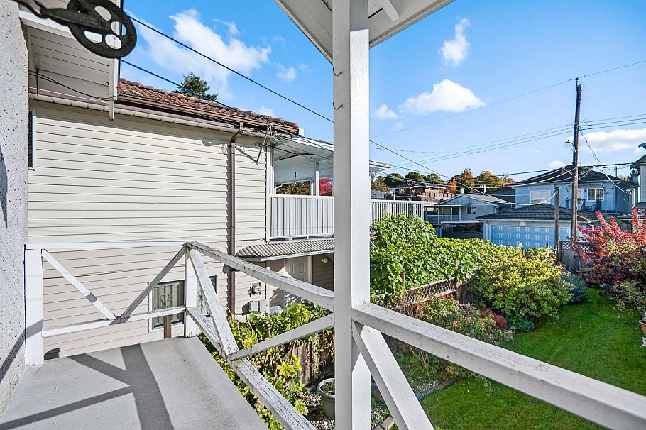 2258 Kitchener Street Vancouver, BC - 22