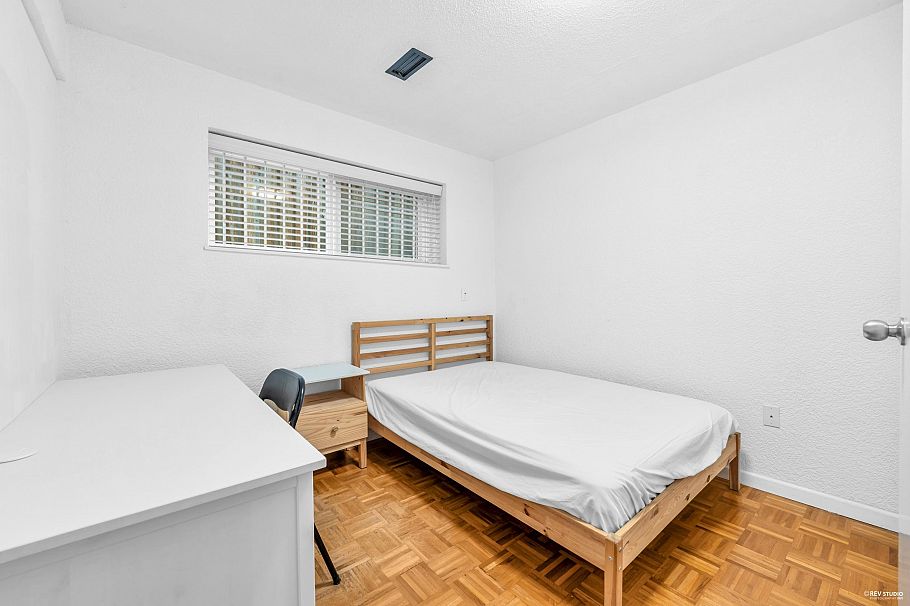 2056 W 29th Avenue Vancouver, BC - 22