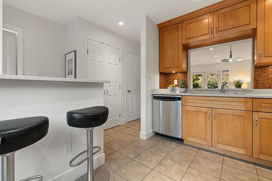 2307 Mountain Highway North Vancouver, BC - 10