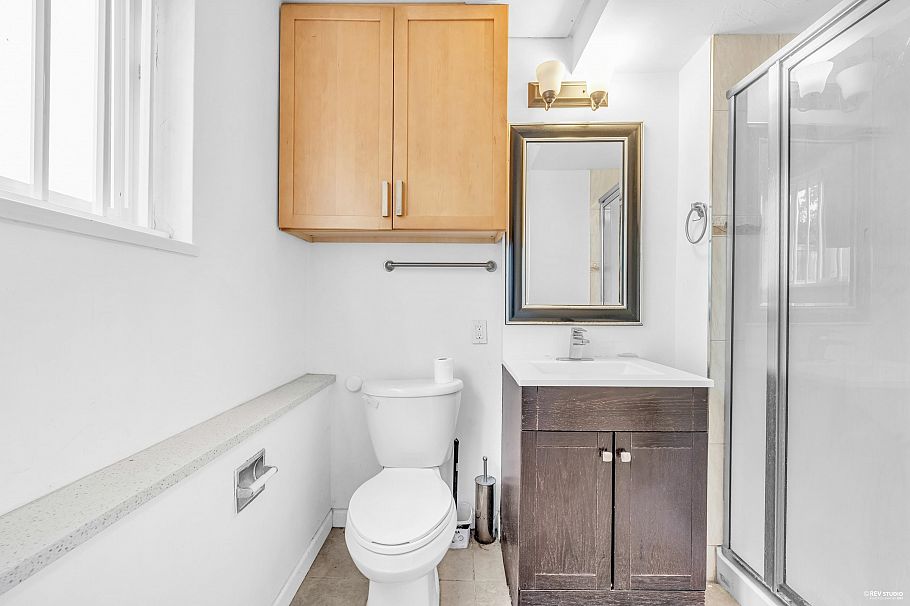 2056 W 29th Avenue Vancouver, BC - 23