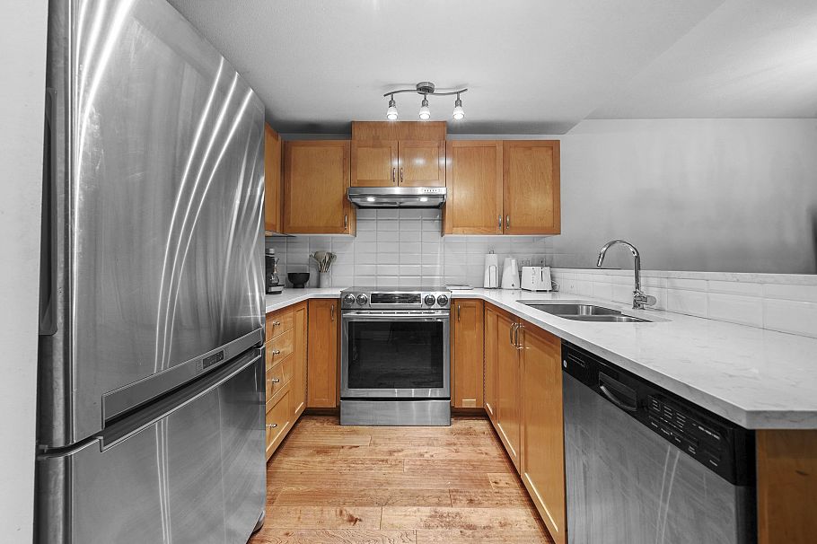 3068 W 4th Avenue Vancouver, BC - 9