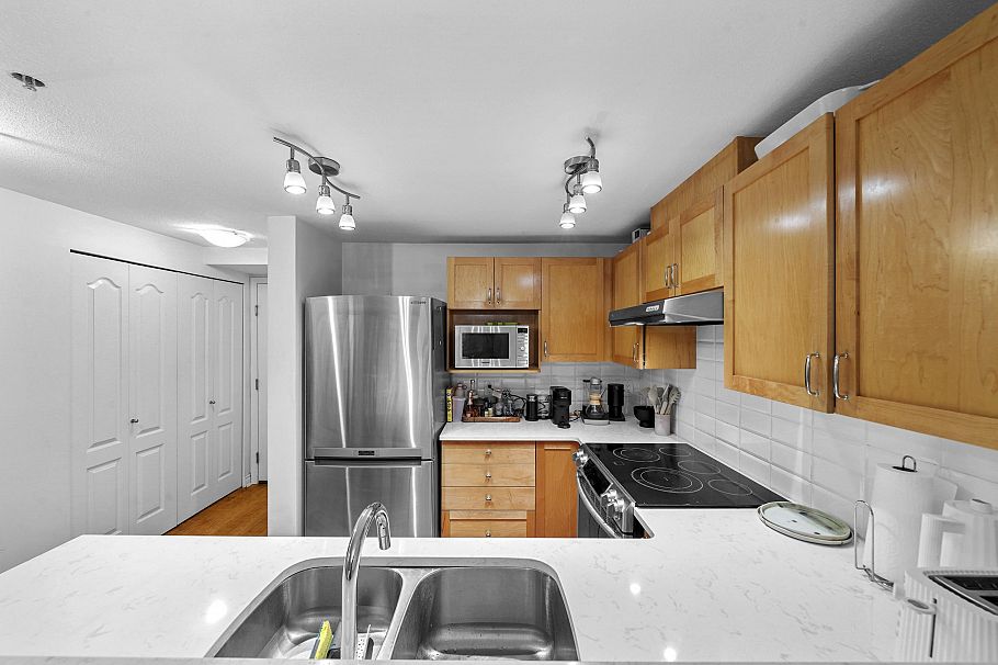 3068 W 4th Avenue Vancouver, BC - 11