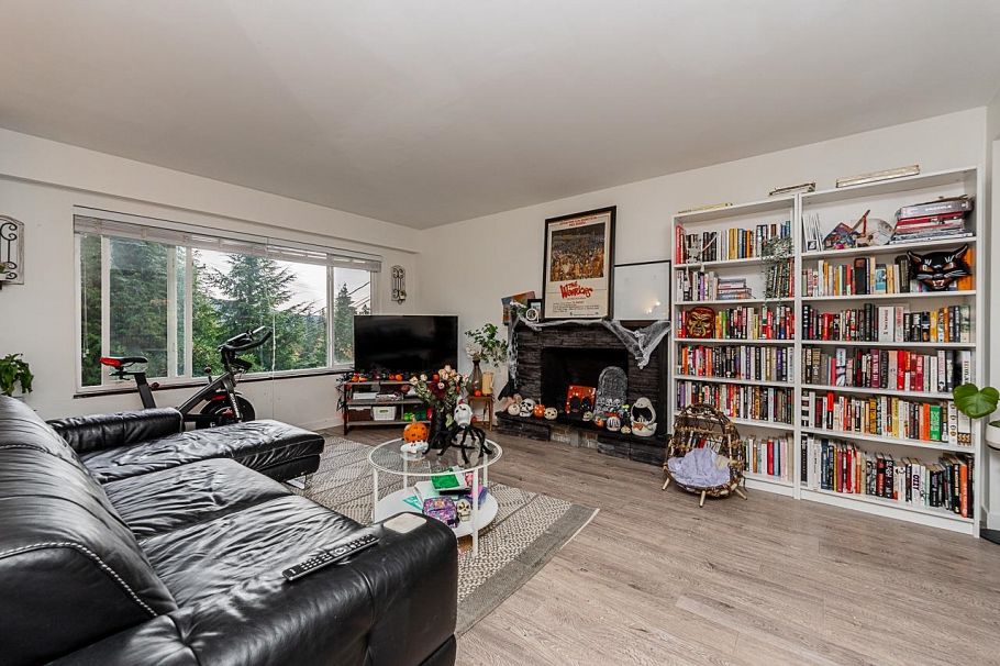 4377 Mountain Highway North Vancouver, BC - 4