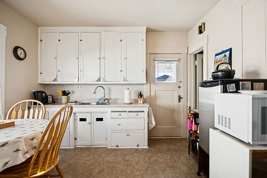 2258 Kitchener Street Vancouver, BC - 11