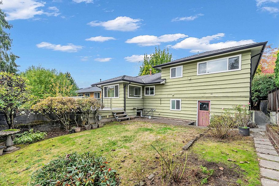 2056 W 29th Avenue Vancouver, BC - 32