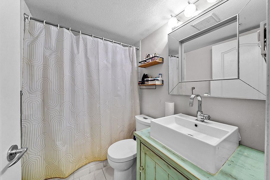 3068 W 4th Avenue Vancouver, BC - 18