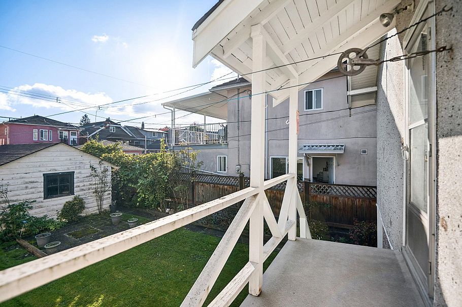 2258 Kitchener Street Vancouver, BC - 23