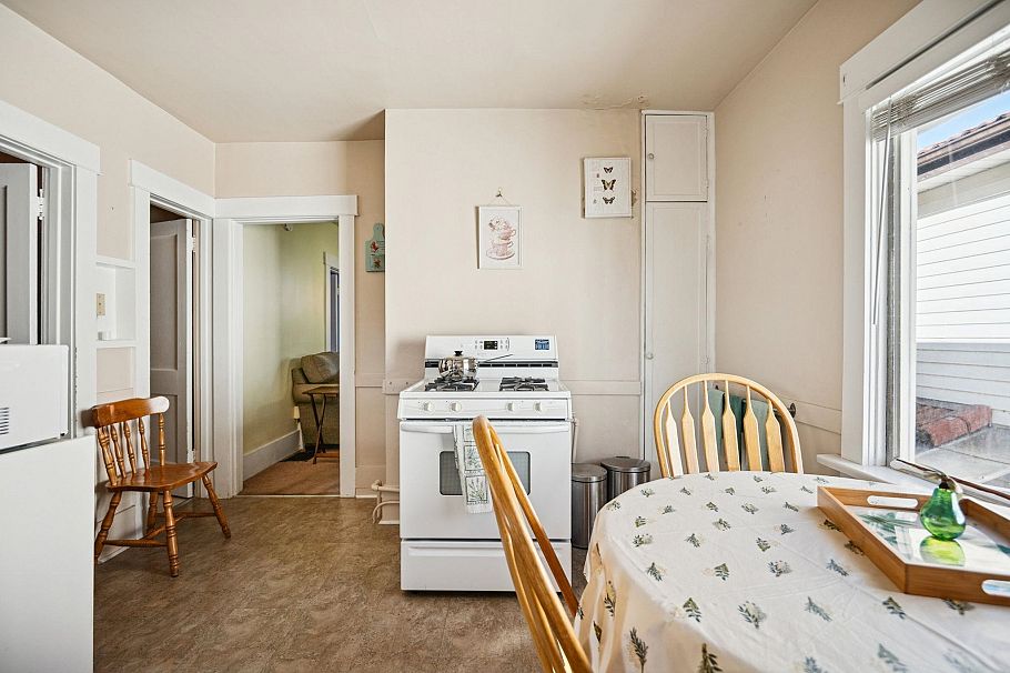 2258 Kitchener Street Vancouver, BC - 13