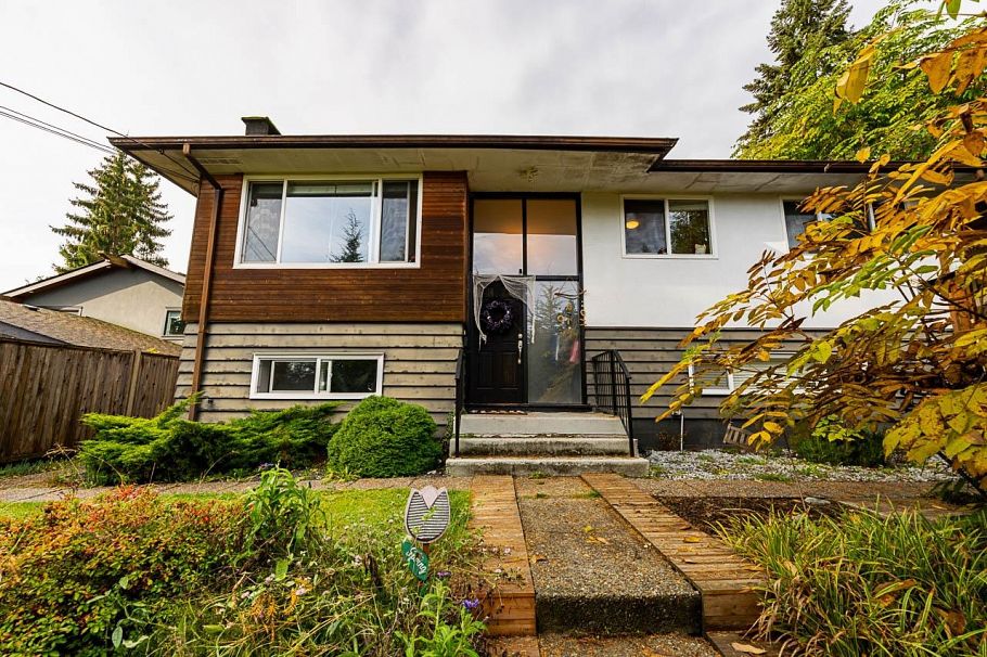4377 Mountain Highway North Vancouver, BC - 1