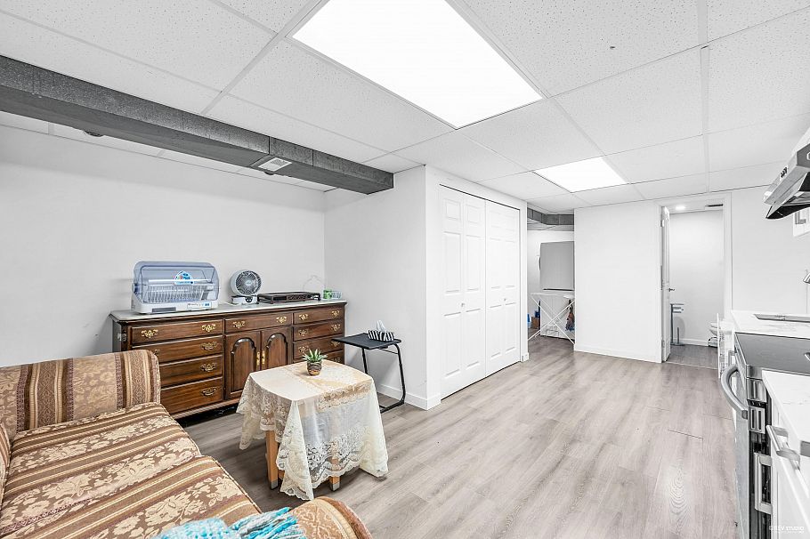 2056 W 29th Avenue Vancouver, BC - 25