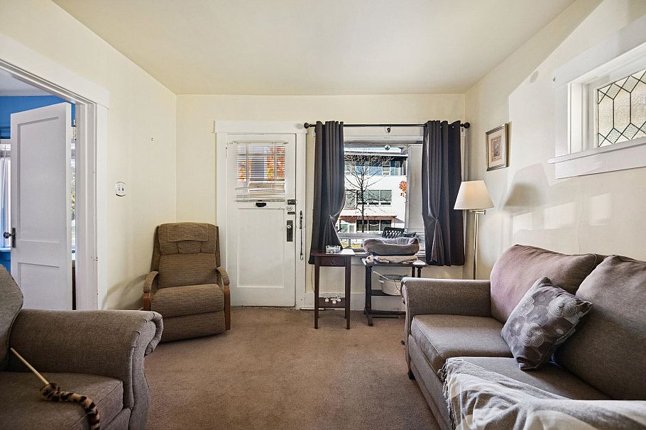 2258 Kitchener Street Vancouver, BC - 9