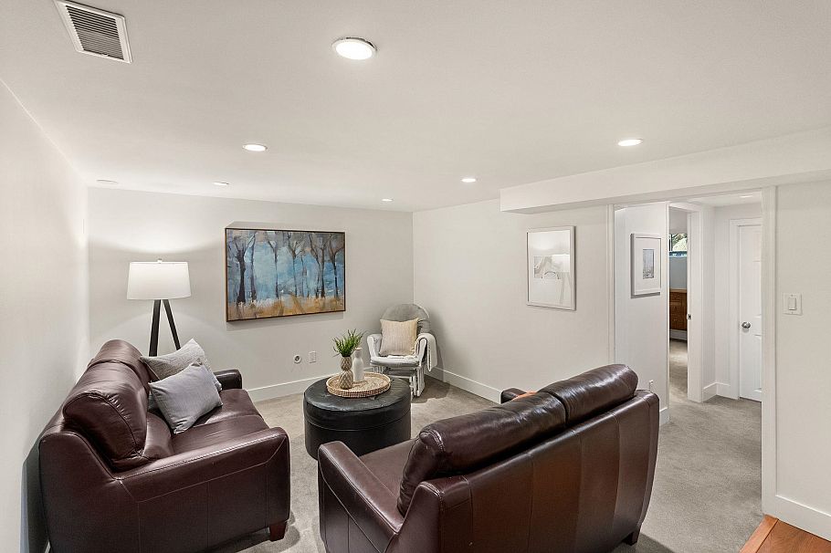 2307 Mountain Highway North Vancouver, BC - 20