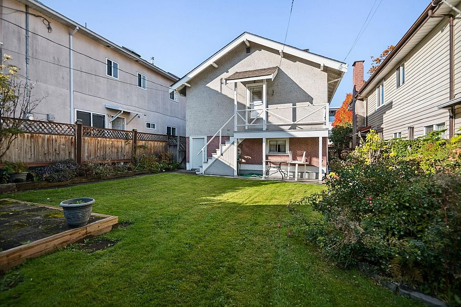 2258 Kitchener Street Vancouver, BC - 32