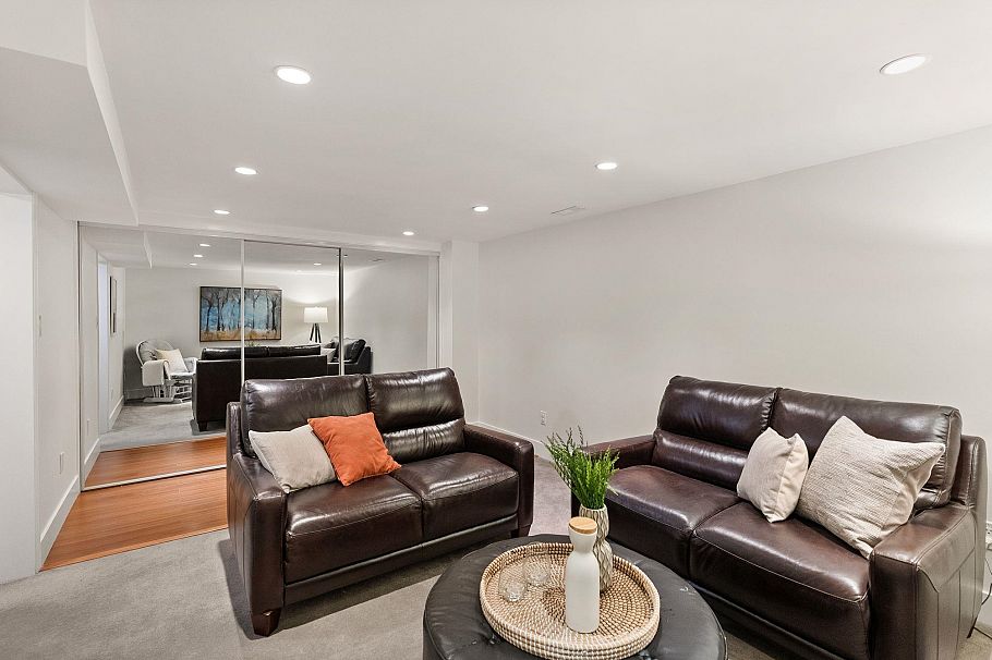 2307 Mountain Highway North Vancouver, BC - 21