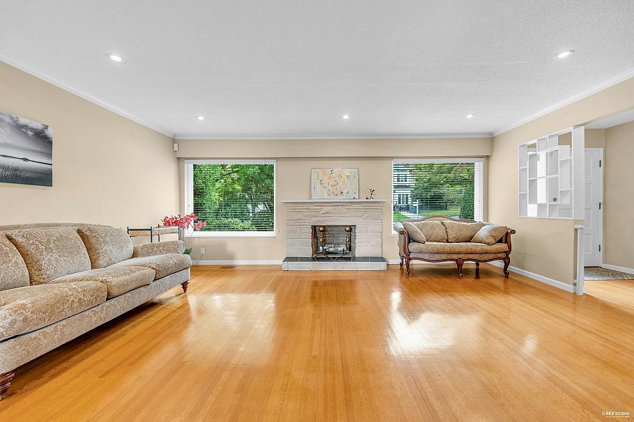 2056 W 29th Avenue Vancouver, BC - 2