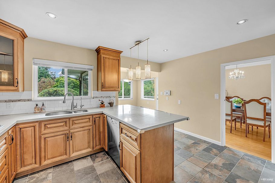 2056 W 29th Avenue Vancouver, BC - 9