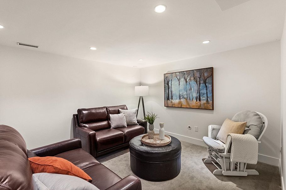 2307 Mountain Highway North Vancouver, BC - 19