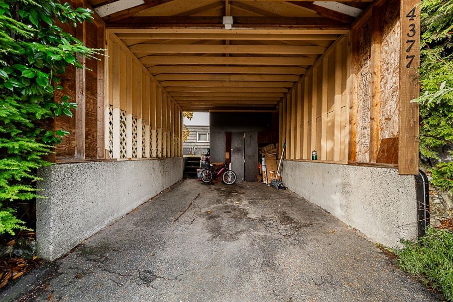 4377 Mountain Highway North Vancouver, BC - 36