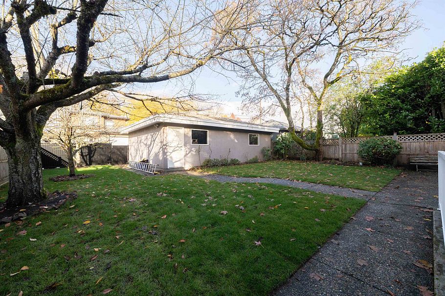 3565 W 29th Avenue Vancouver, BC - 23