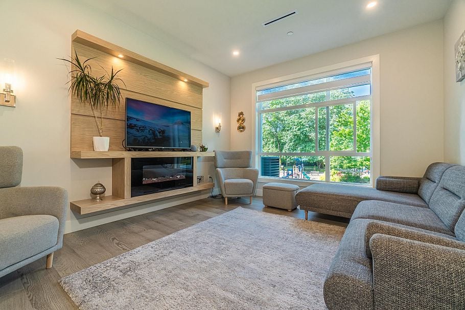 11 933 Premier Street North Vancouver, BC - 2