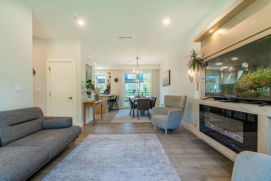 11 933 Premier Street North Vancouver, BC - 1