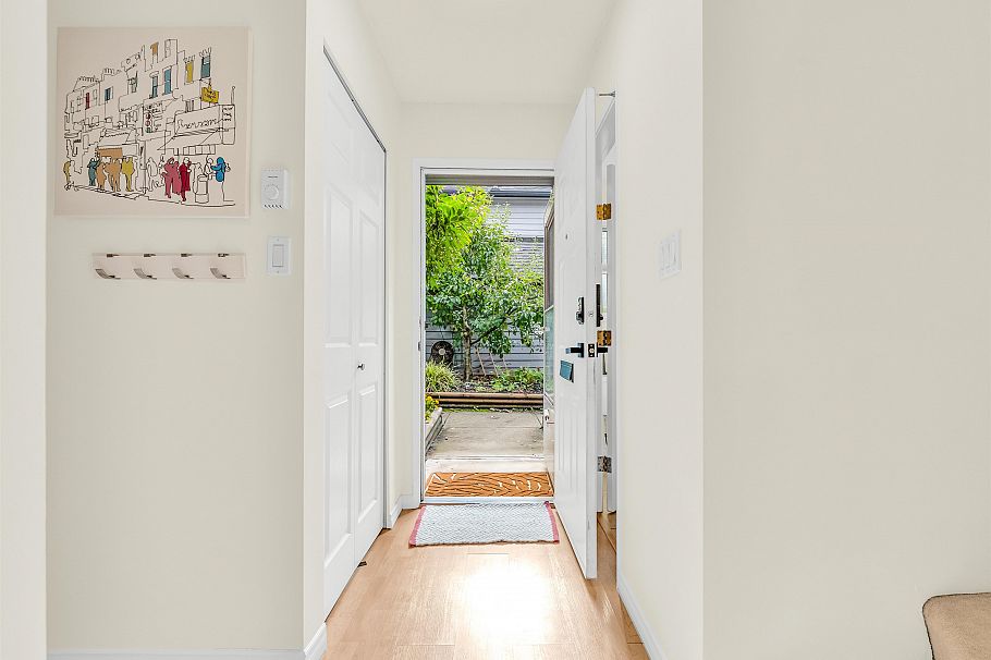 12 1255 E 15th Avenue Vancouver, BC - 2