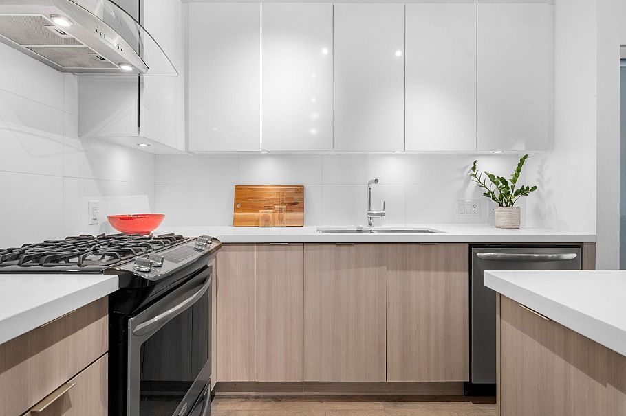 420 3602 Aldercrest Drive North Vancouver, BC - 3