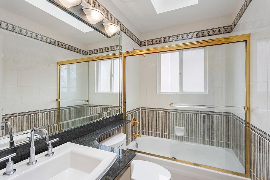 1088 W 42nd Avenue Vancouver, BC - 26