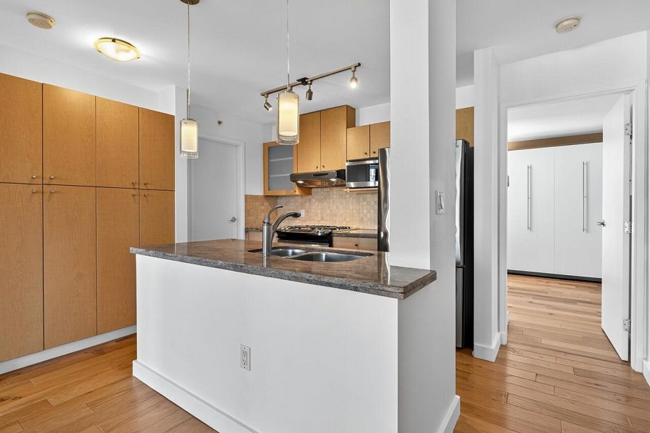 907 124 W 1st Street North Vancouver, BC - 5