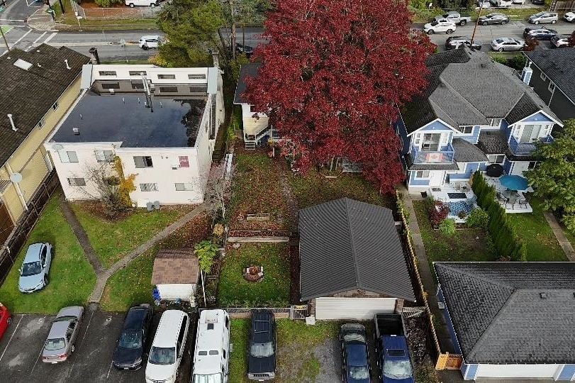 313 E 13th Street North Vancouver, BC - 3