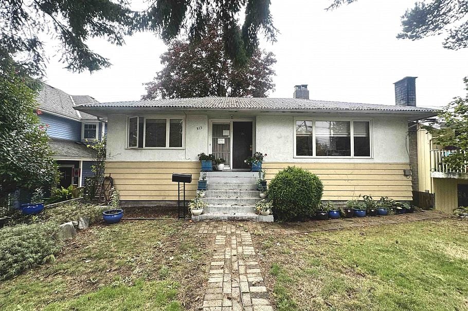 313 E 13th Street North Vancouver, BC - 5