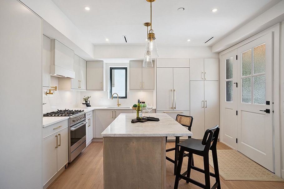 1 1915 E 3rd Avenue Vancouver, BC - 9