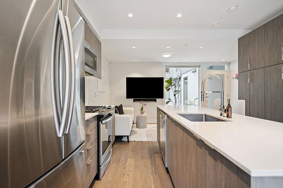 13 531 East 16th Avenue Vancouver, BC - 9