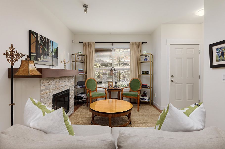 4 307 E 15th Street North Vancouver, BC - 4