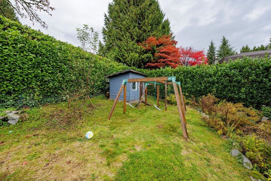 1806 Deep Cove Road North Vancouver, BC - 33