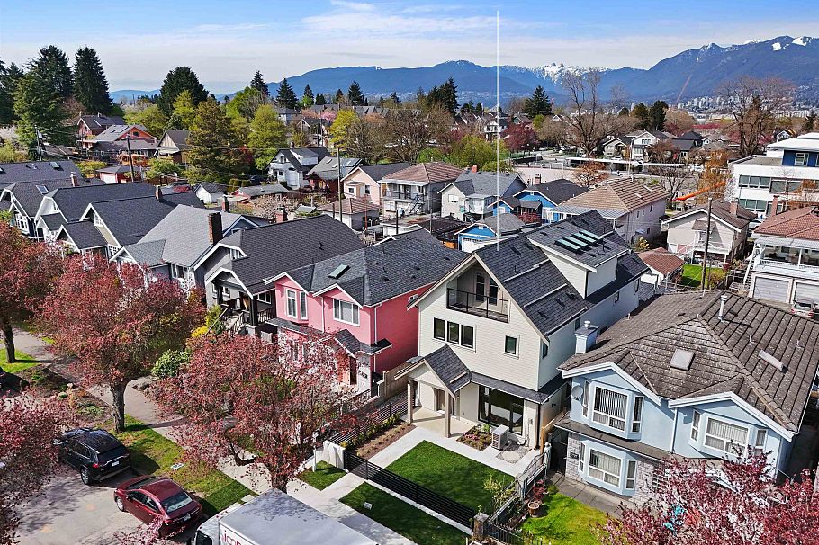 2 2253 Grant Street Vancouver, BC - 2