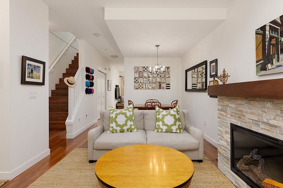 4 307 E 15th Street North Vancouver, BC - 9