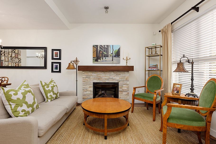 4 307 E 15th Street North Vancouver, BC - 2