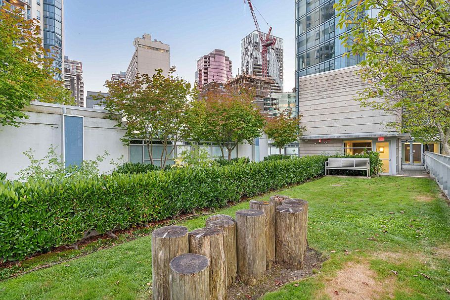 601 1499 W Pender Street Vancouver, BC - 25