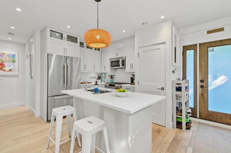 165 W 14th Avenue Vancouver, BC - 2