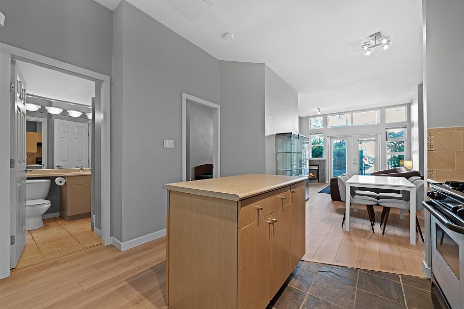 102 2102 W 38th Avenue Vancouver, BC - 2