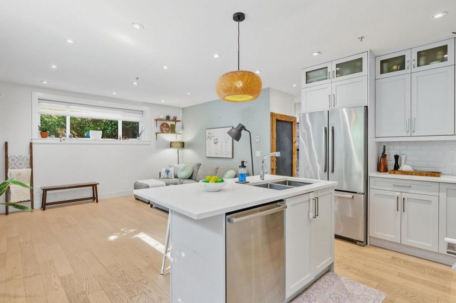 165 W 14th Avenue Vancouver, BC - 9