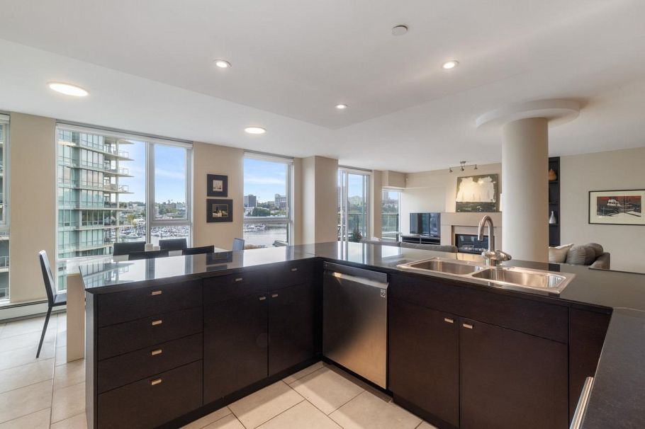 805 1383 Marinaside Crescent Vancouver, BC - 8