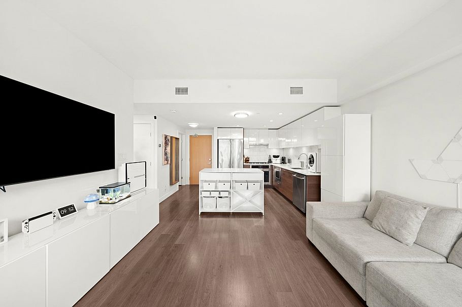 209 3557 Sawmill Crescent Vancouver, BC - 2