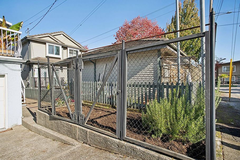 2790 Napier Street Vancouver, BC - 23