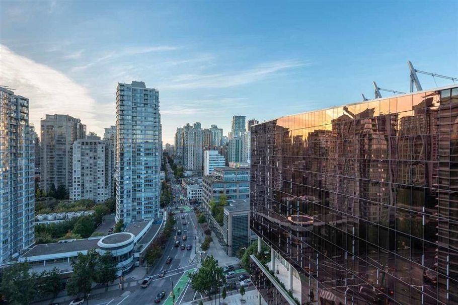 2015 68 SMITHE STREET, Vancouver BC V6B 0P4 Vancouver, BC - 1