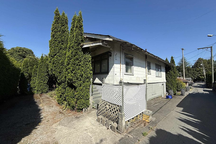 211 E 38th Avenue Vancouver, BC - 2