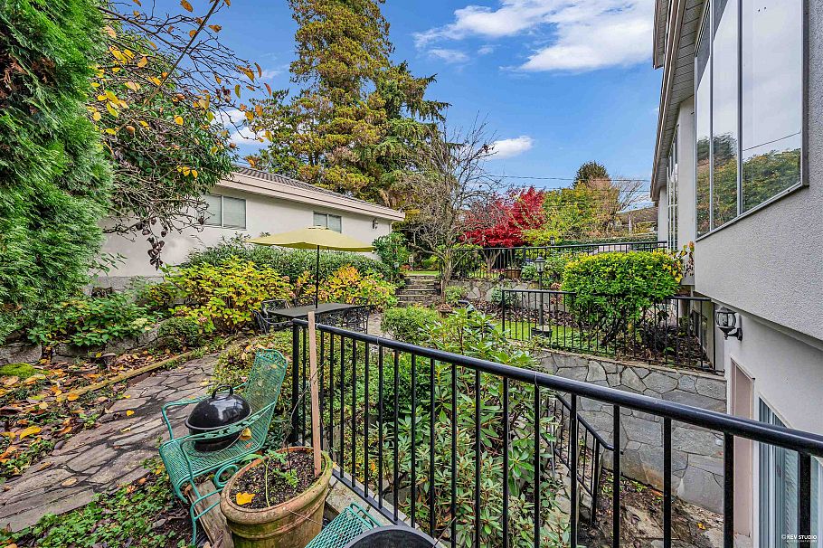 1285 W 47th Avenue Vancouver, BC - 40